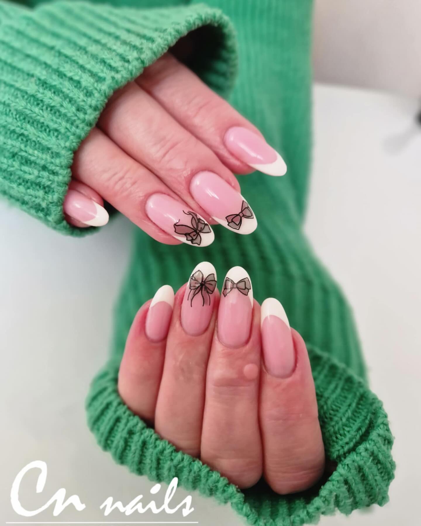 French nechty s čiernou mašľou – práca Evelyn Style